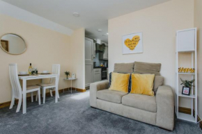 Cosy 2nd Floor Apartment - King Size Bed & Free Parking